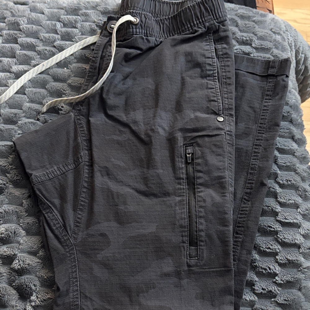 Men's Vuori Black Camo  Pants